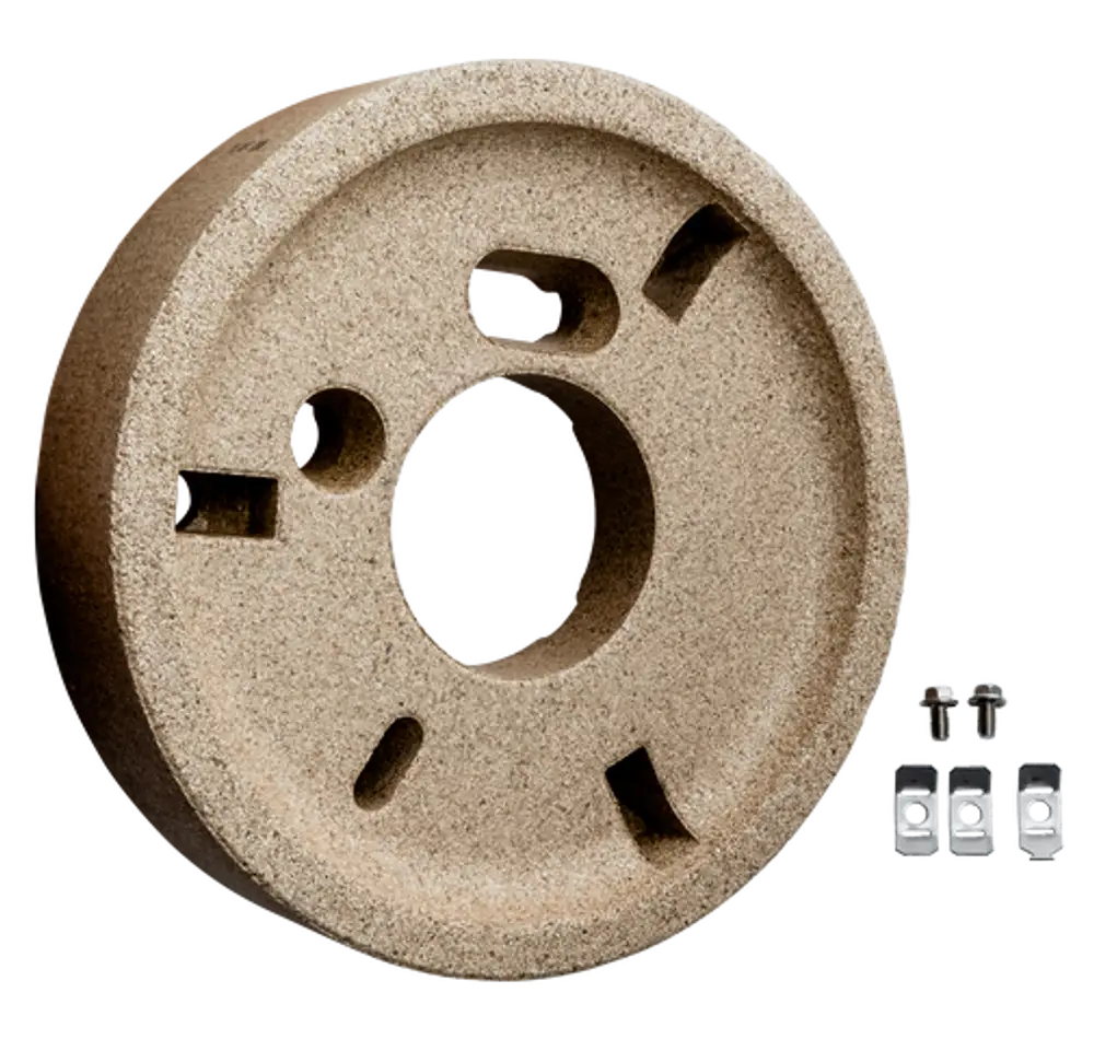 Isolierstück für einen Brennkammerdeckel, gefertigt aus einem beige- und strukturierten Material. Zubehörteile sind im Bild erkennbar. Geeignet für Geräte der Marke Wolf.